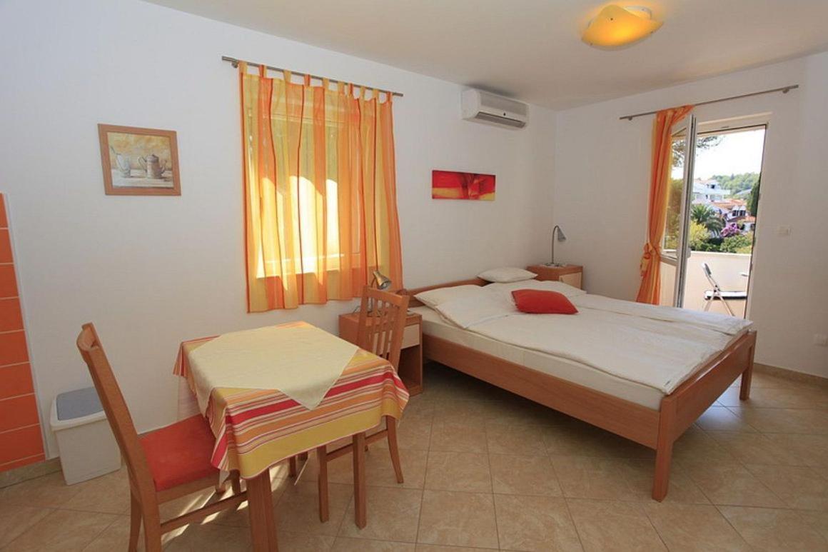 Apartments Villa La Riva - Seafront Accommodation Sutivan Exterior foto